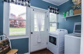 233 N Main St in Timberville, VA - Foto de edificio - Building Photo