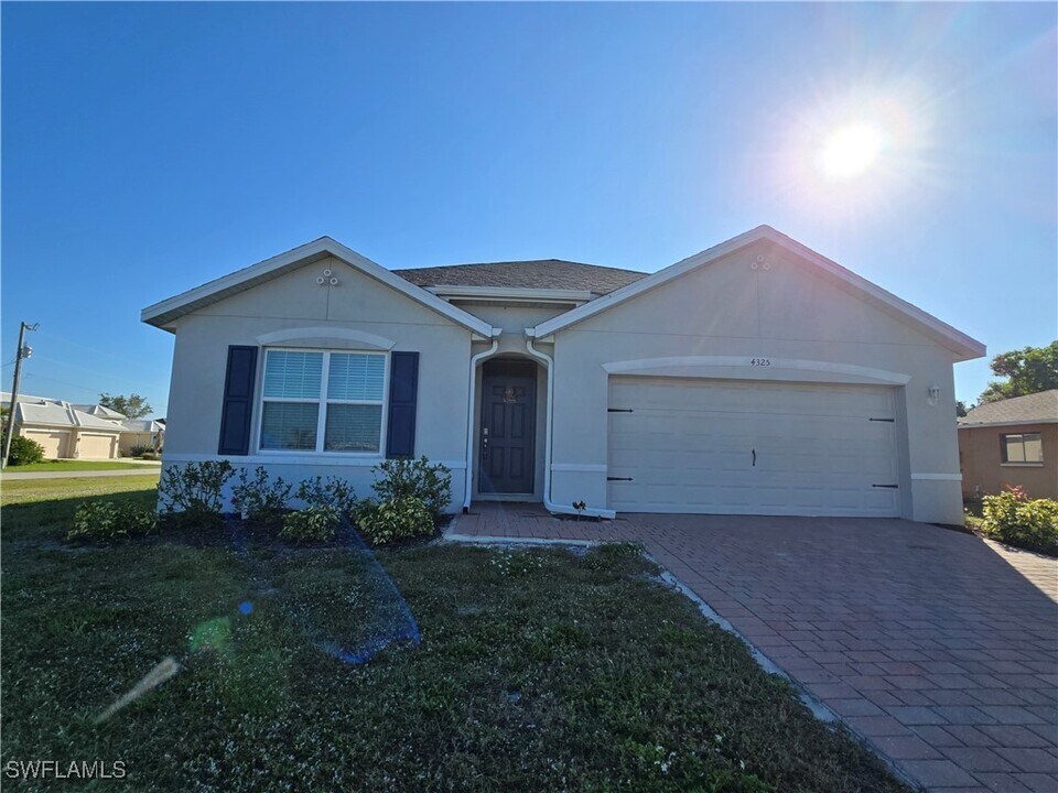 4325 SW 7th Ave in Cape Coral, FL - Building Photo