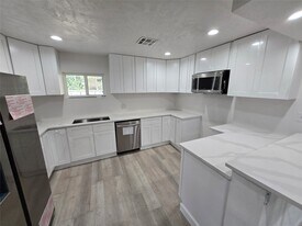 10470 Alcott Dr in Houston, TX - Building Photo