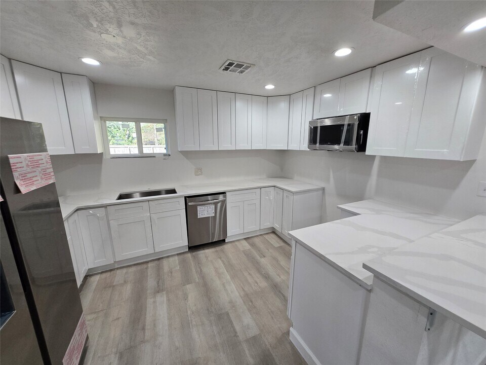 10470 Alcott Dr in Houston, TX - Building Photo