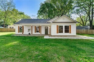 1921 Hazelwood Dr SE in Marietta, GA - Building Photo