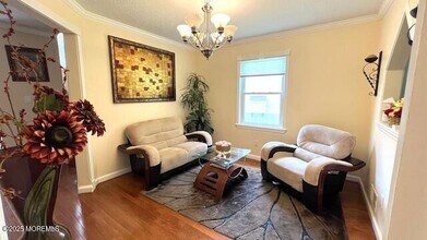 33 Kinglet Ave in Marlboro, NJ - Building Photo - Building Photo