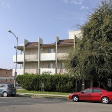 37 unit building close to CSUN! in Northridge, CA - Foto de edificio - Building Photo