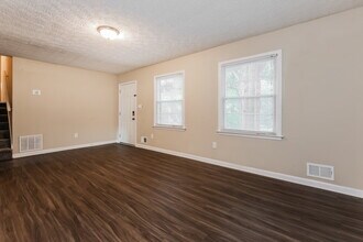 7410 Dexter Dr in Riverdale, GA - Foto de edificio - Building Photo