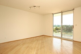 1055 River Rd in Edgewater, NJ - Building Photo - Building Photo