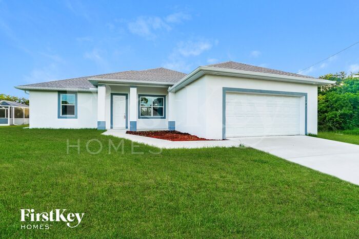741 Chestnut St E in Lehigh Acres, FL - Building Photo