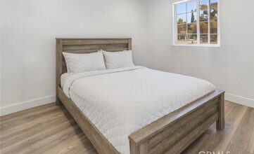 24019 Sylvan St in Woodland Hills, CA - Building Photo - Building Photo