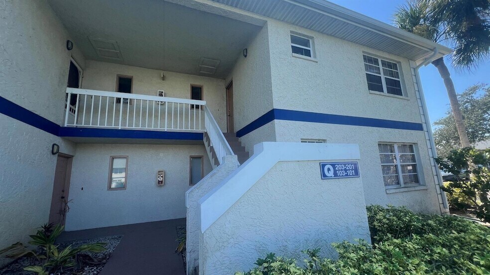 1524 SE Royal Green Cir, Unit 101 in Port St. Lucie, FL - Building Photo