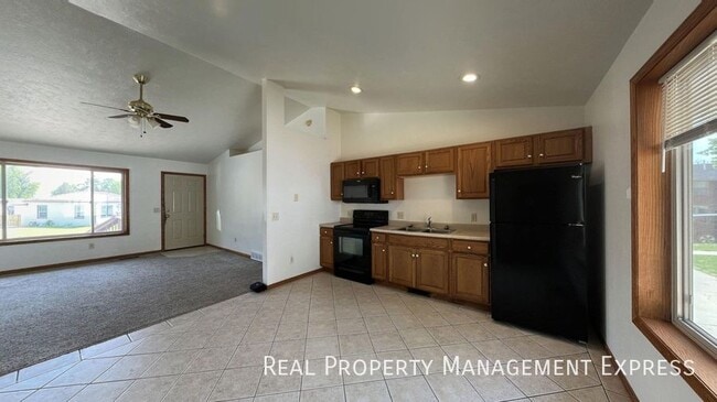 Prime Location 3-Bedroom Gem in Sioux Falls, SD - Building Photo - Building Photo