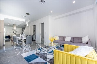3461 SW 25th St in Miami, FL - Foto de edificio - Building Photo
