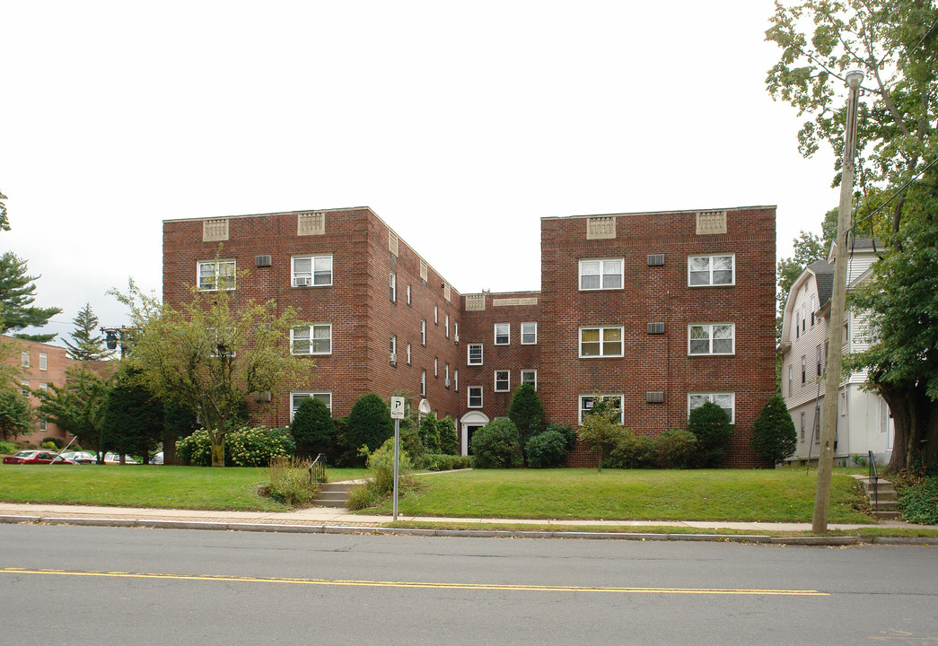 Kingswood Court in West Hartford, CT - Building Photo