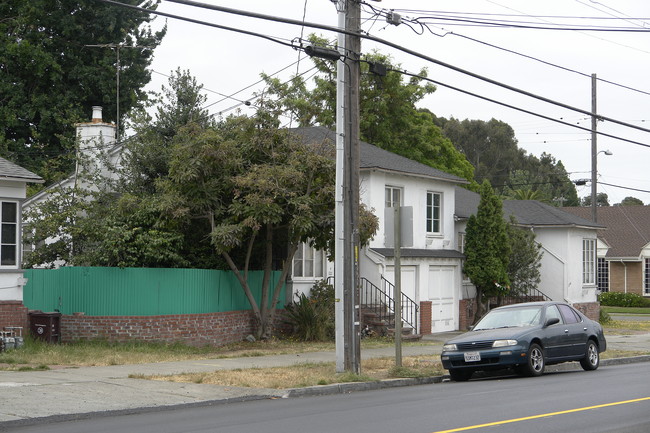 2700-2704 High St in Oakland, CA - Foto de edificio - Building Photo