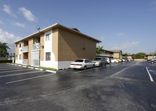 Villamore in Hialeah, FL - Building Photo - Building Photo