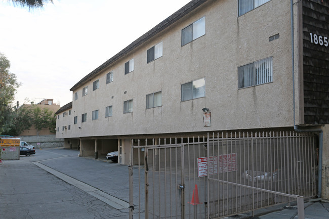 18650 Hatteras St in Tarzana, CA - Foto de edificio - Building Photo