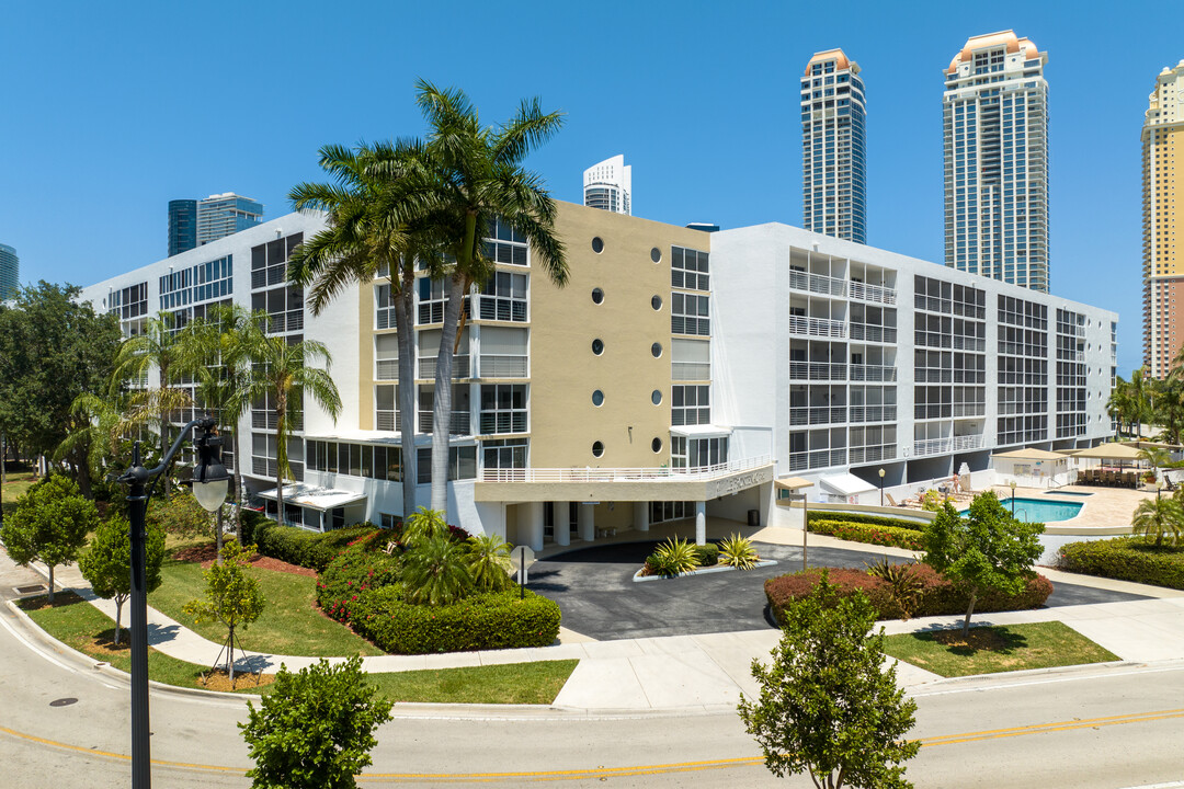 Le Frontenac Condominium in Sunny Isles Beach, FL - Building Photo