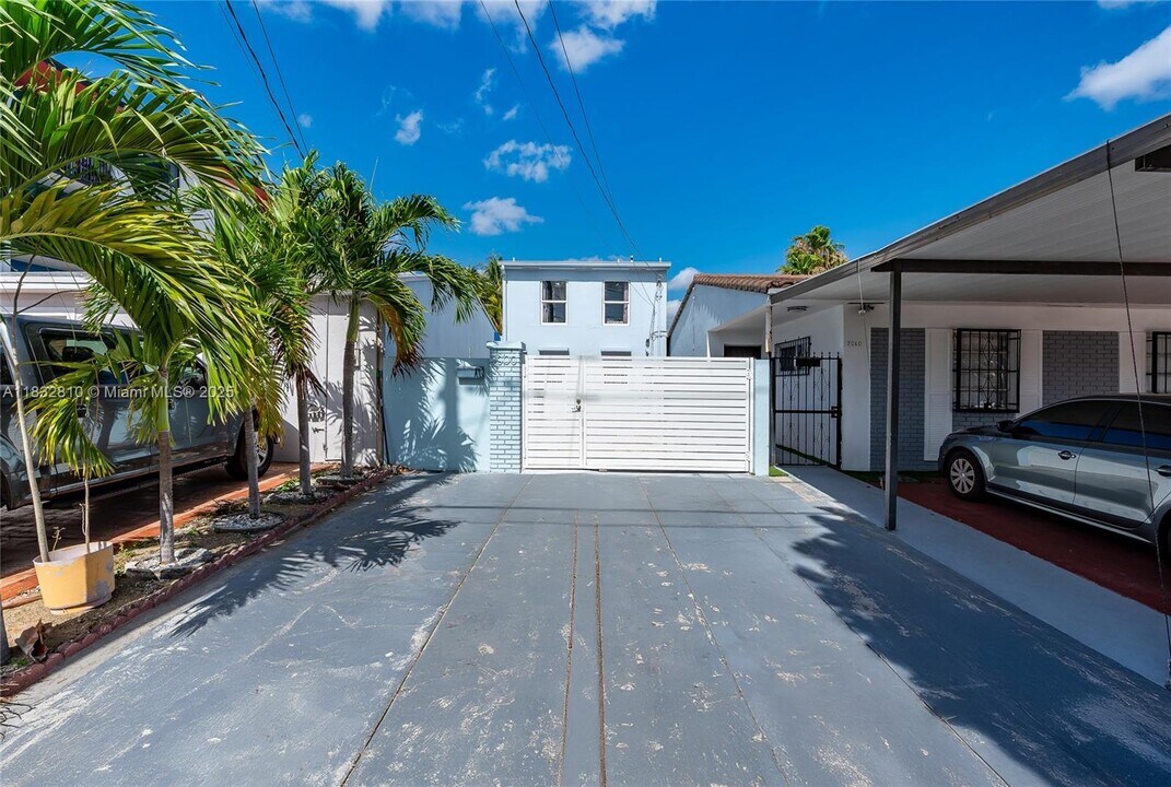 7000 W 15th Ct in Hialeah, FL - Building Photo