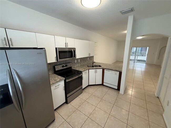 5620 NW 114th Path in Doral, FL - Building Photo - Building Photo