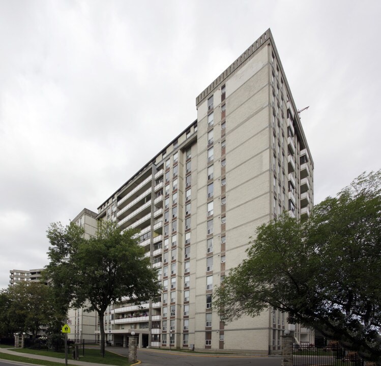 130 Neptune Dr in Toronto, ON - Building Photo