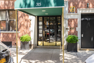 315 E 77th St in New York, NY - Building Photo - Building Photo