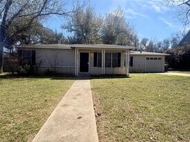 905 Kirk St in Taylor, TX - Building Photo