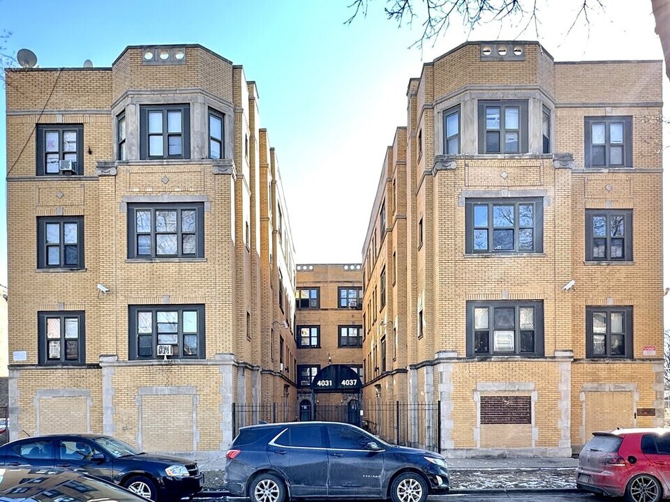 4035 W Gladys Ave, Unit N3 in Chicago, IL - Foto de edificio