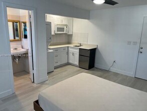 130 Golden Isles Dr in Hallandale Beach, FL - Building Photo - Building Photo