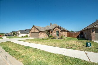 325 Paloma St in Weatherford, TX - Building Photo - Building Photo