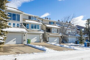 7048 Edgemont Dr NW in Calgary, AB - Building Photo