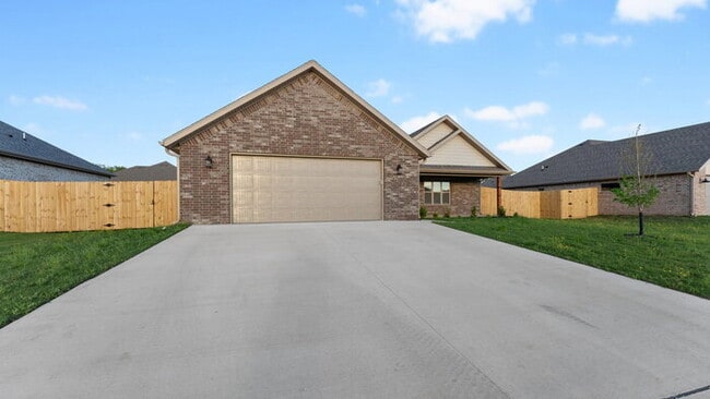 120 N Adler Ave in Farmington, AR - Foto de edificio - Building Photo