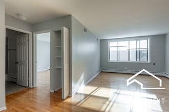 1525 W Morse Ave, Unit 214 in Chicago, IL - Building Photo - Building Photo