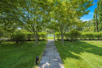 5 Thorn Hedge Rd in Bellport, NY - Building Photo - Building Photo