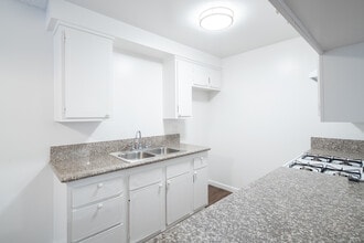 Hampton Pointe Apartments in Hawthorne, CA - Foto de edificio - Interior Photo