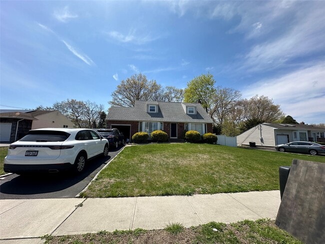 14 Somers Ln in Commack, NY - Building Photo - Building Photo
