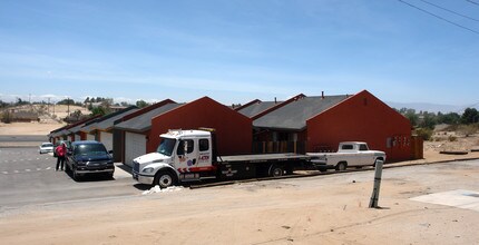 19018 Hwy 18 in Apple Valley, CA - Building Photo - Building Photo