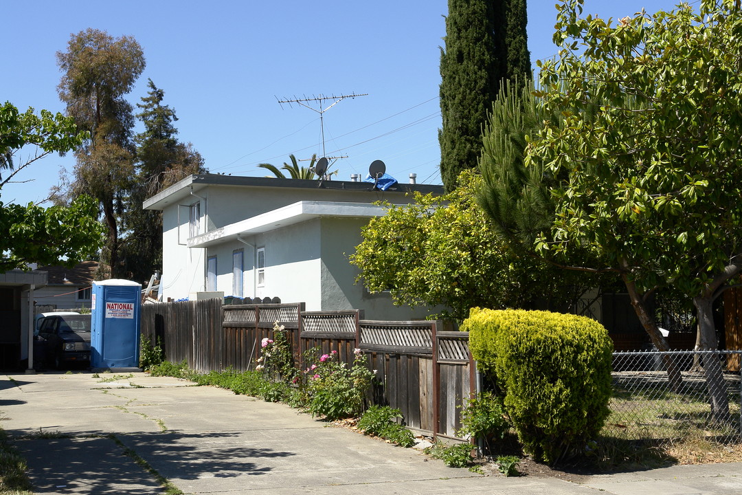 3200 Fair Oaks Ave in Redwood City, CA - Building Photo