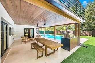 11340 SW 74th Ct in Pinecrest, FL - Building Photo - Building Photo