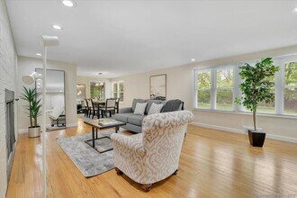 11 W Ridge Dr in West Hartford, CT - Building Photo - Building Photo