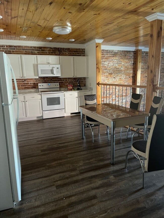 property at 33 W Oak St