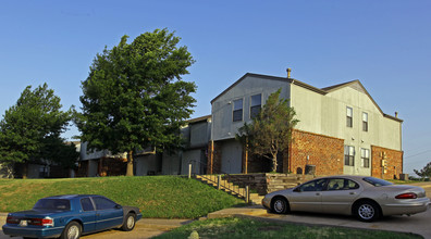 Sunset Plaza in Tulsa, OK - Foto de edificio - Building Photo