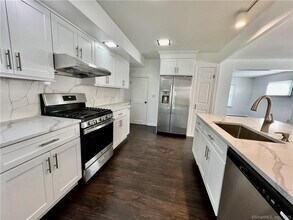 826 Oldfield Road in Fairfield, CT - Building Photo - Building Photo