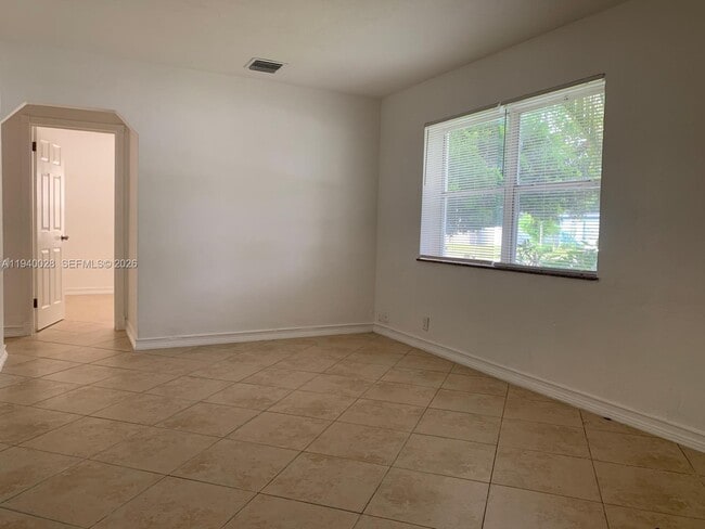 17 Edmund Rd in West Park, FL - Building Photo - Building Photo