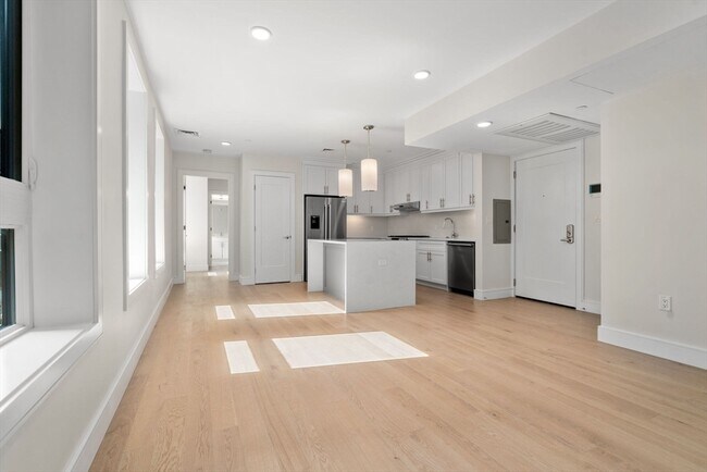 310 Border St, Unit #303 in Boston, MA - Building Photo - Building Photo