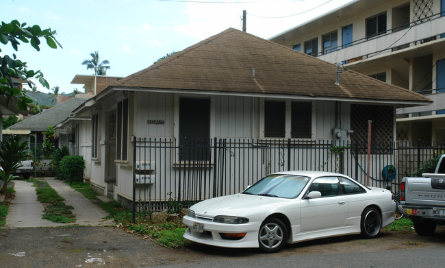 303 Wai Nani Way in Honolulu, HI - Building Photo - Building Photo