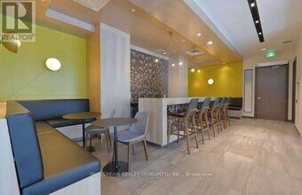 128 Fairview Mall Dr in Toronto, ON - Building Photo - Building Photo