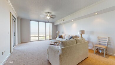 1200 Beach Dr, Unit 302 in Gulfport, MS - Building Photo - Building Photo