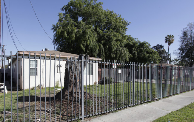 2323-2337 W Roberta Ave in Fullerton, CA - Building Photo - Building Photo