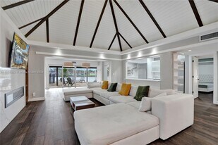 6106 Royal Poinciana Ln in Tamarac, FL - Building Photo