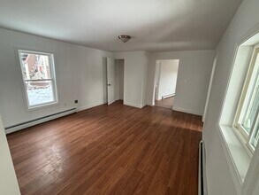 10 Amero Ct, Unit 1 in Gloucester, MA - Foto de edificio - Building Photo