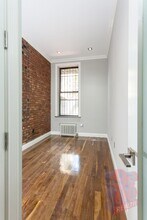 564 Hudson St in New York, NY - Building Photo - Building Photo