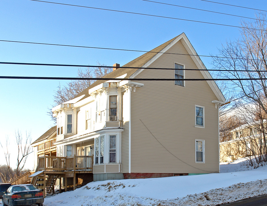 22 Highland Ave in Gardiner, ME - Building Photo